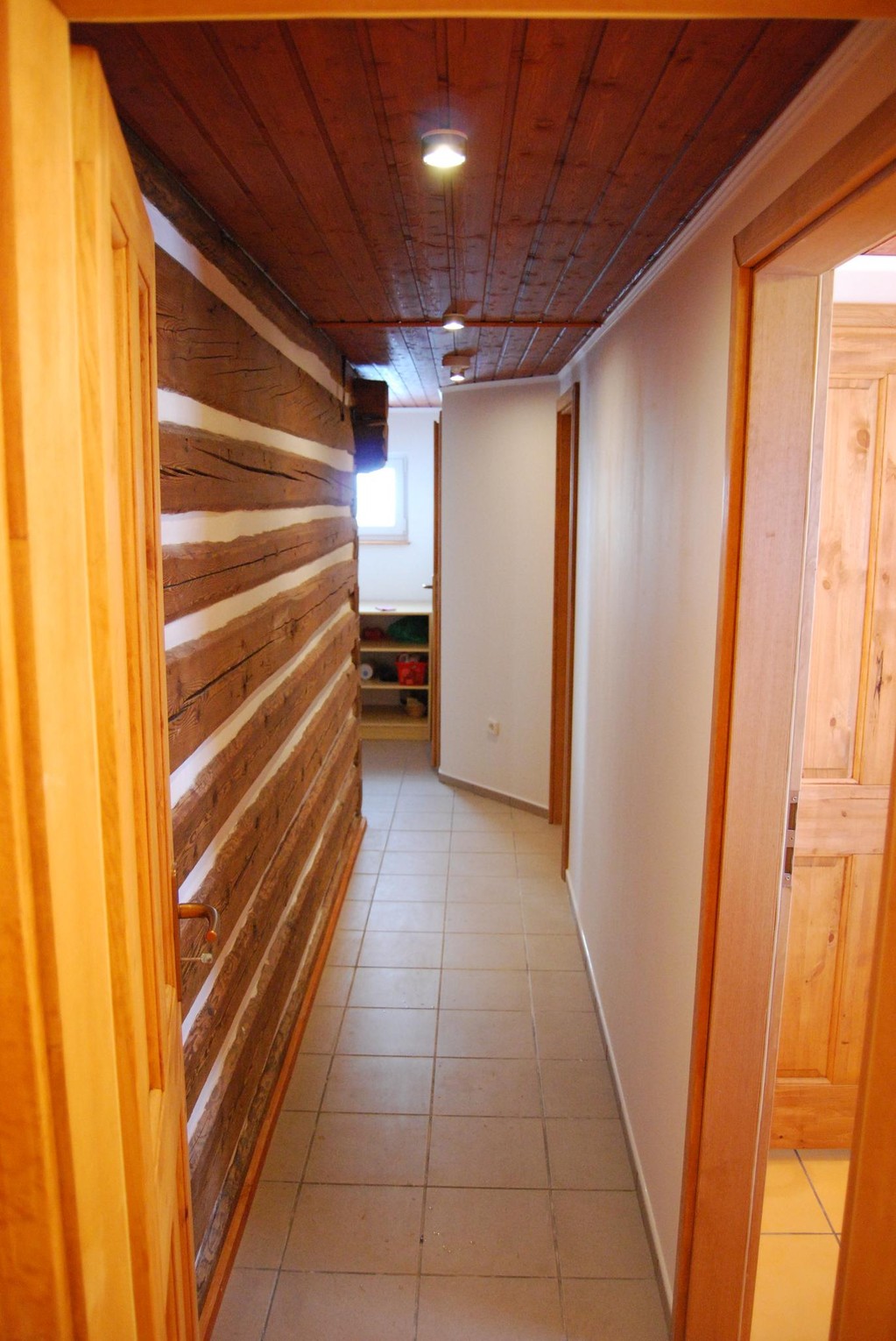 Třílůžkový pokoj se sdílenou koupelnou 2